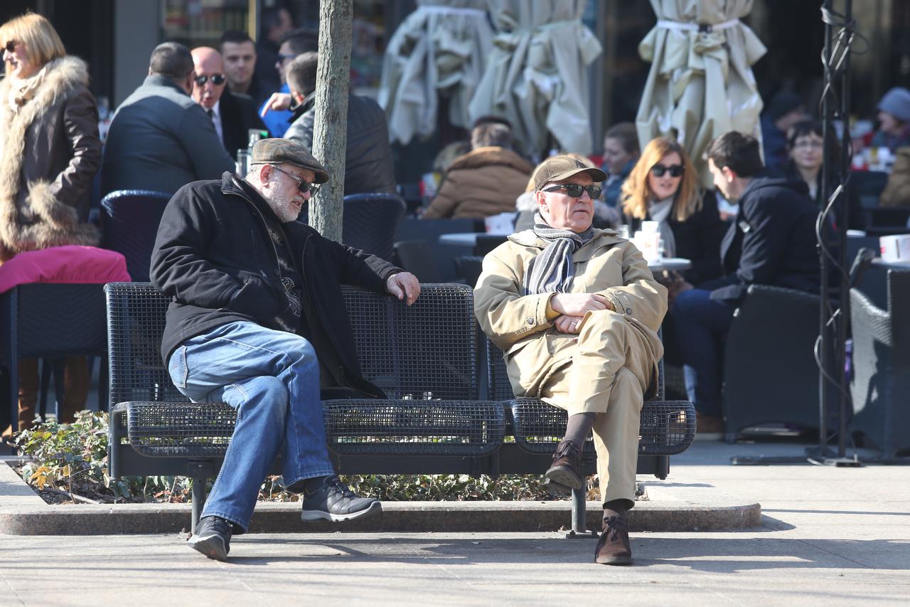 16.02.2017., Zagreb - Sunce i topliji dani izmamili ljude van, te su terasa kafica ponovno pune zivota.  Photo: Dalibor Urukalovic/PIXSELL