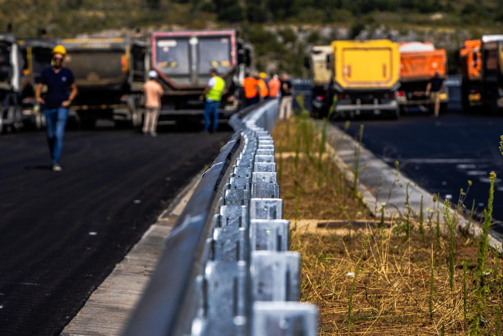 Tijekom testiranja most je izdržao težinu od 500 tona, koju su činili 12 kamiona raspoređenih duž cijele konstrukcije.