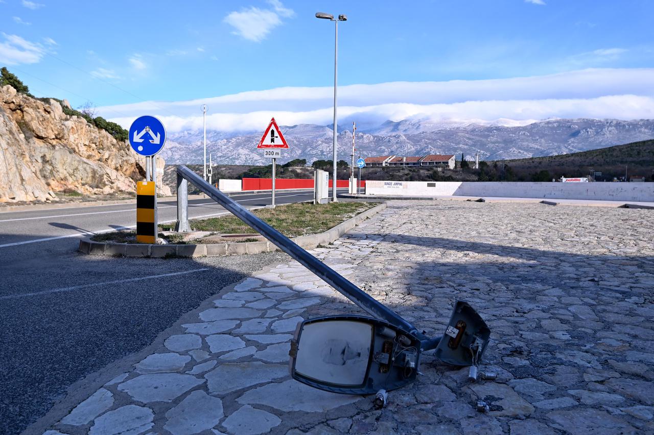 U okolici Karinskog mora orkanska bura otpuhala kamion i slomila stup javne rasvjete