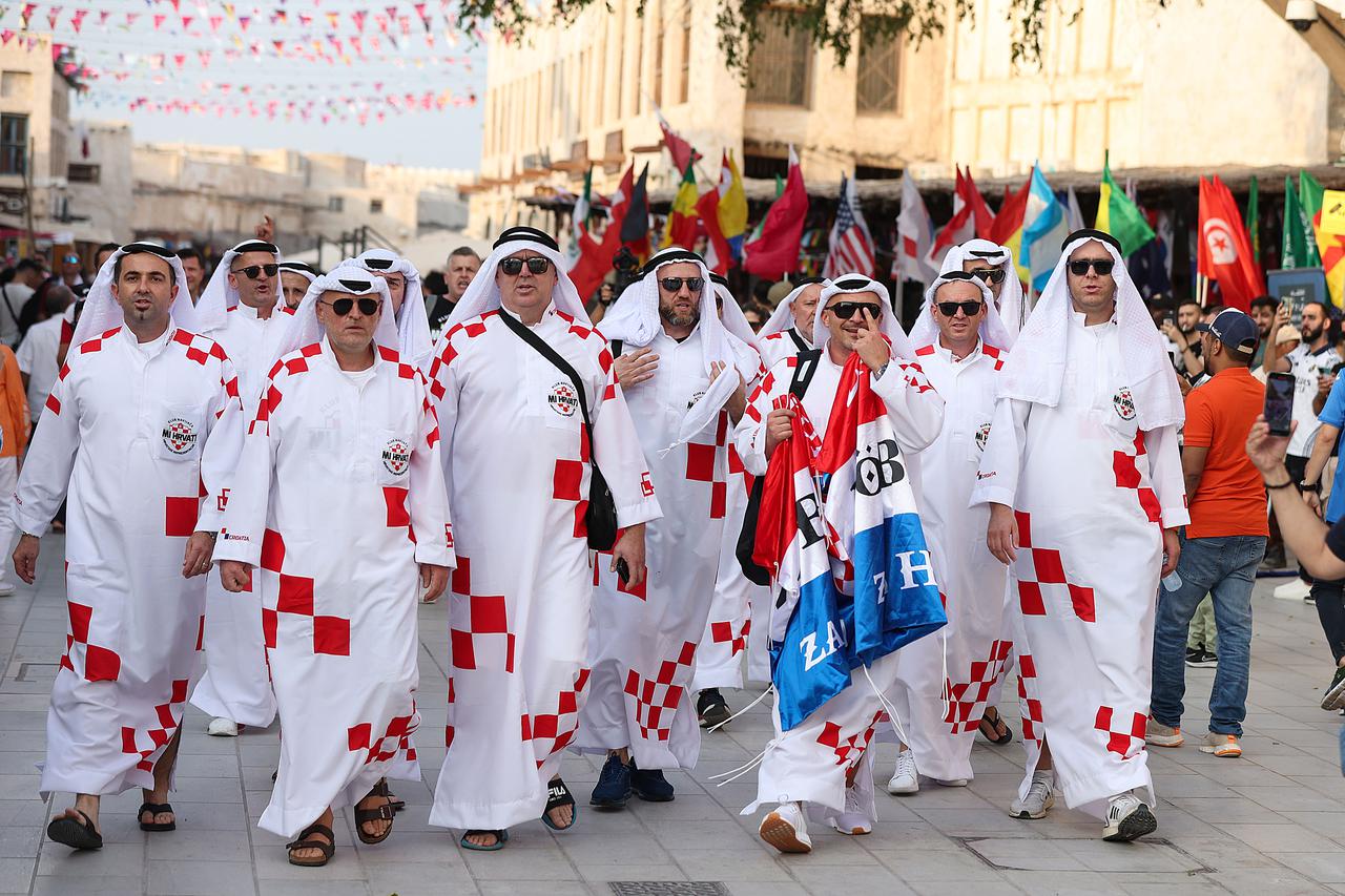 Hrvatski navija?i u tradicionalnim katarskim narodnim nošnjama zabavljaju se u centru Dohe 