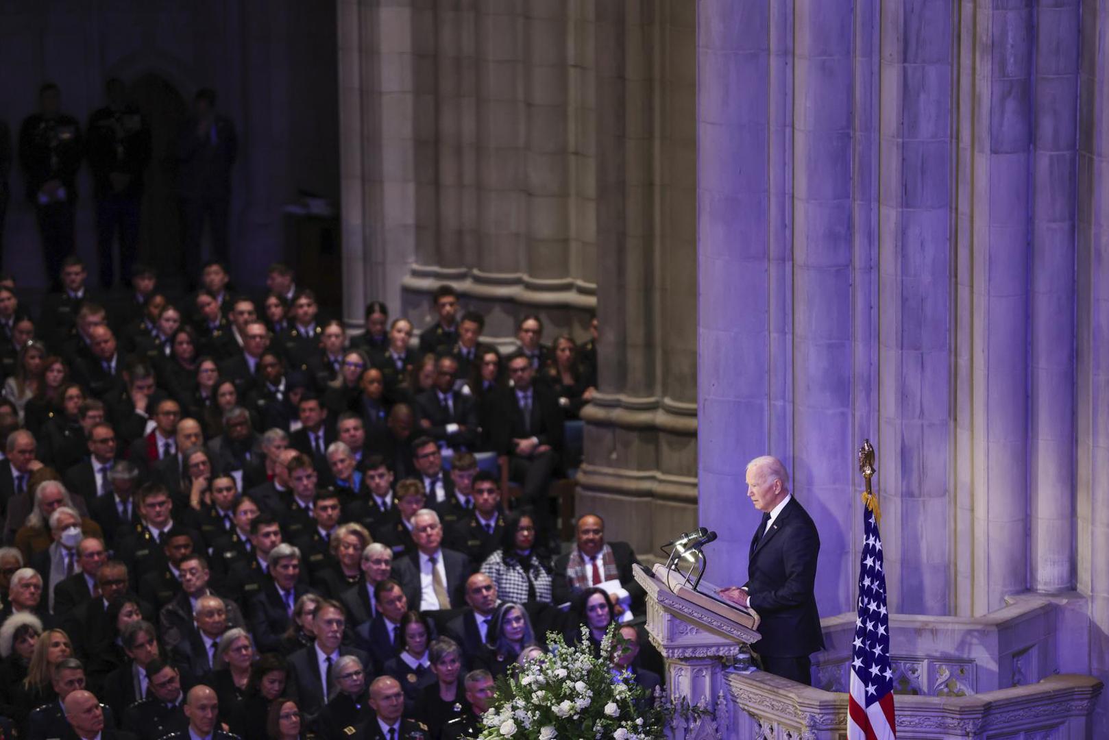 "Čovjek je imao karakter. Pokazao nam je kako karakter i vjera počinju od nas samih, a zatim teku prema drugima", rekao je Biden. 