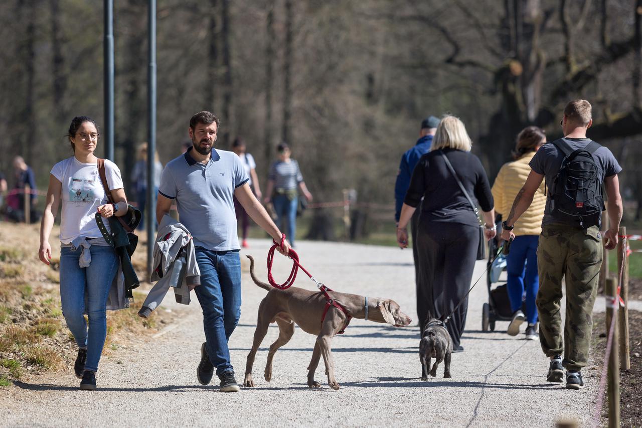 Zagreb: Građani uživaju u prvoj proljetnoj nedjelji u parku Maksimir