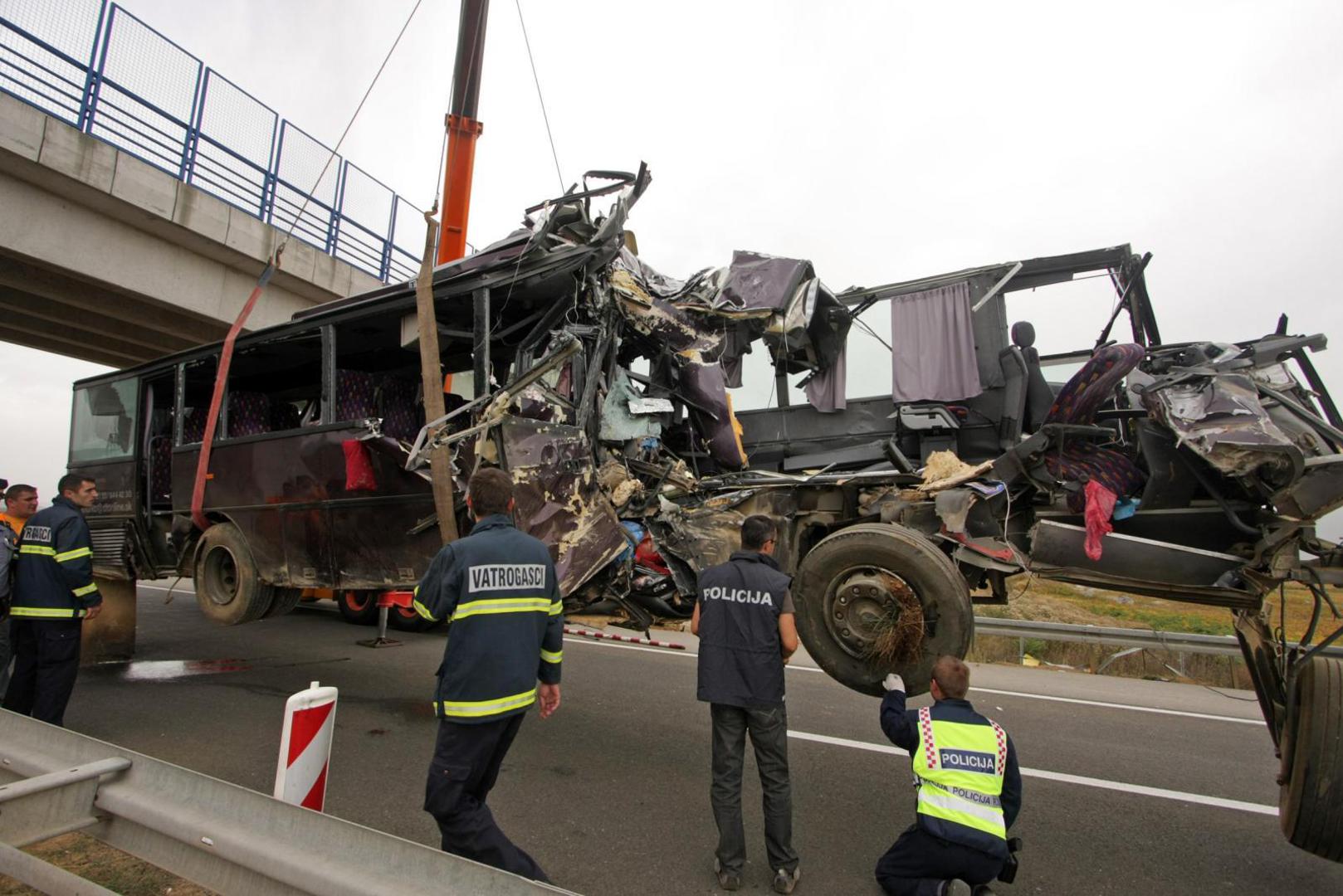 U autobusu se u trenutku udara nalazilo 49 putnika.