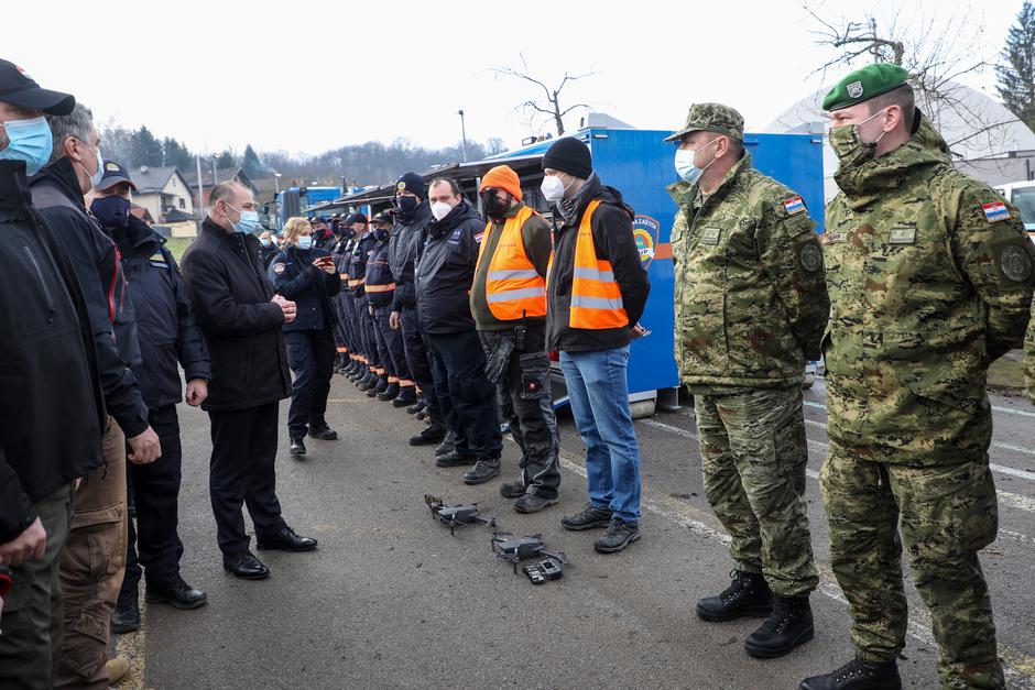 Petrinja: Obilazak hotela Pigik u kojemu vojska pomaže u podjeli humanitarne pomoći