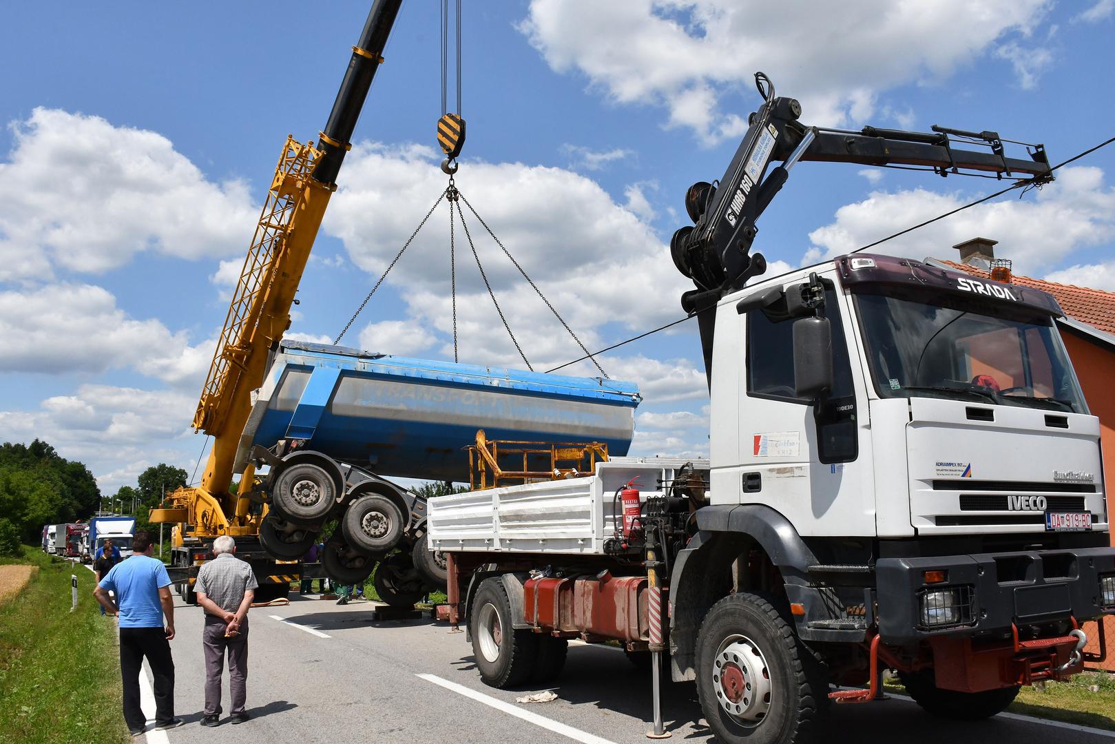 24.06.2020., Omanovac - U selu Omanovac pokraj Pakraca kamion natovaren vapnom zabio se u obiteljsku kucu. Vozac kamiona je zadobio teze ozljede i prevezen je u Opcu zupanijsku bolnicu Pakrac. U trenutku nesrece u kuci je bilo dvoje ukucana, sin i majka. Photo: Ivica Galovic/PIXSELL