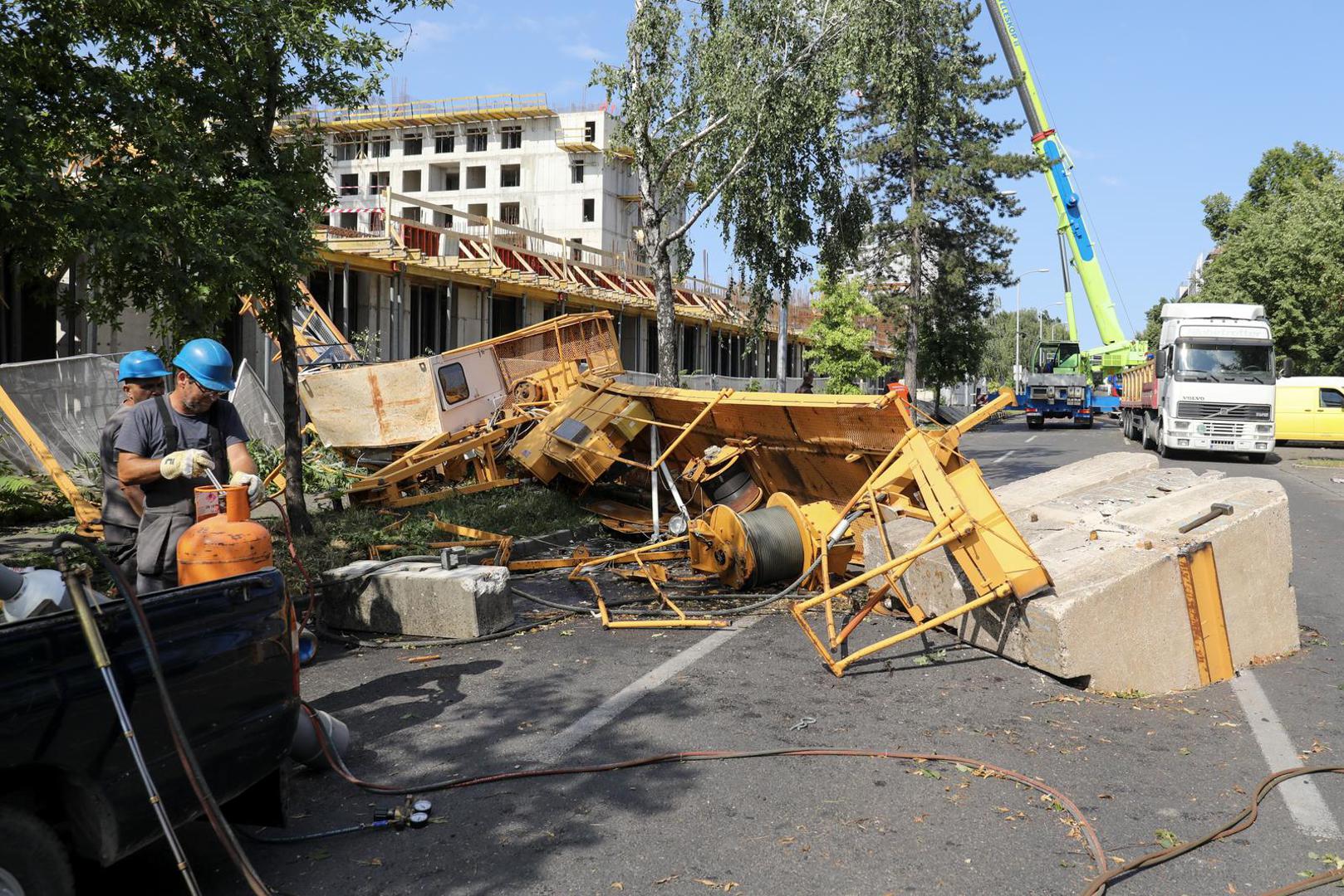 20.07.2023., Zagreb, Hrvatska - Uslijed strasnog nevremena i oluje u Prilazu baruna Filipovica pala je dizalica koja se ukopala u cestu. Photo: Emica Elvedji/PIXSELL