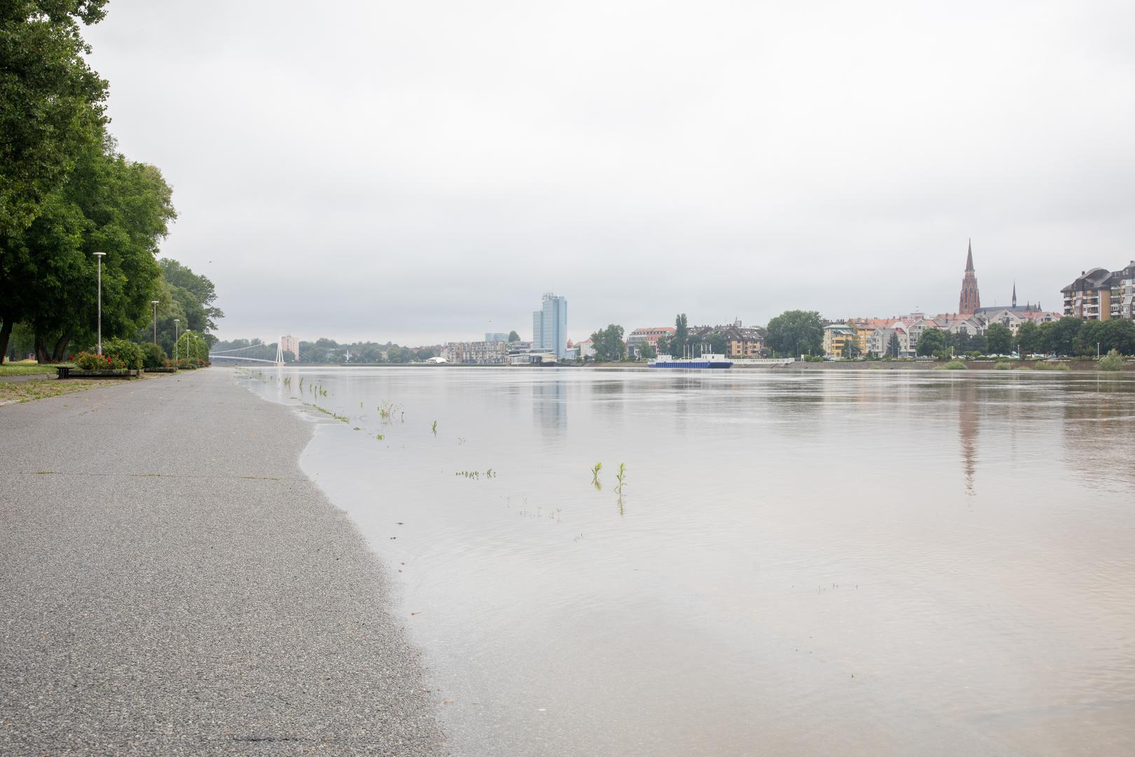 12.06.2024. Osijek -  Vodostaj Drave na lijevoj obali, ocekivanje vodenog vala Photo: Borna Jaksic/PIXSELL