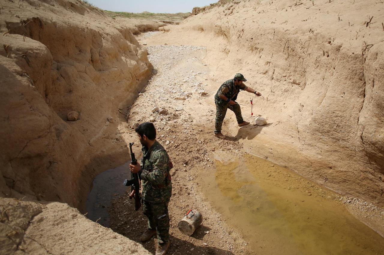 FILE PHOTO: Members of the Sinjar Resistance Units near village of Umm al-Dhiban, northern Iraq