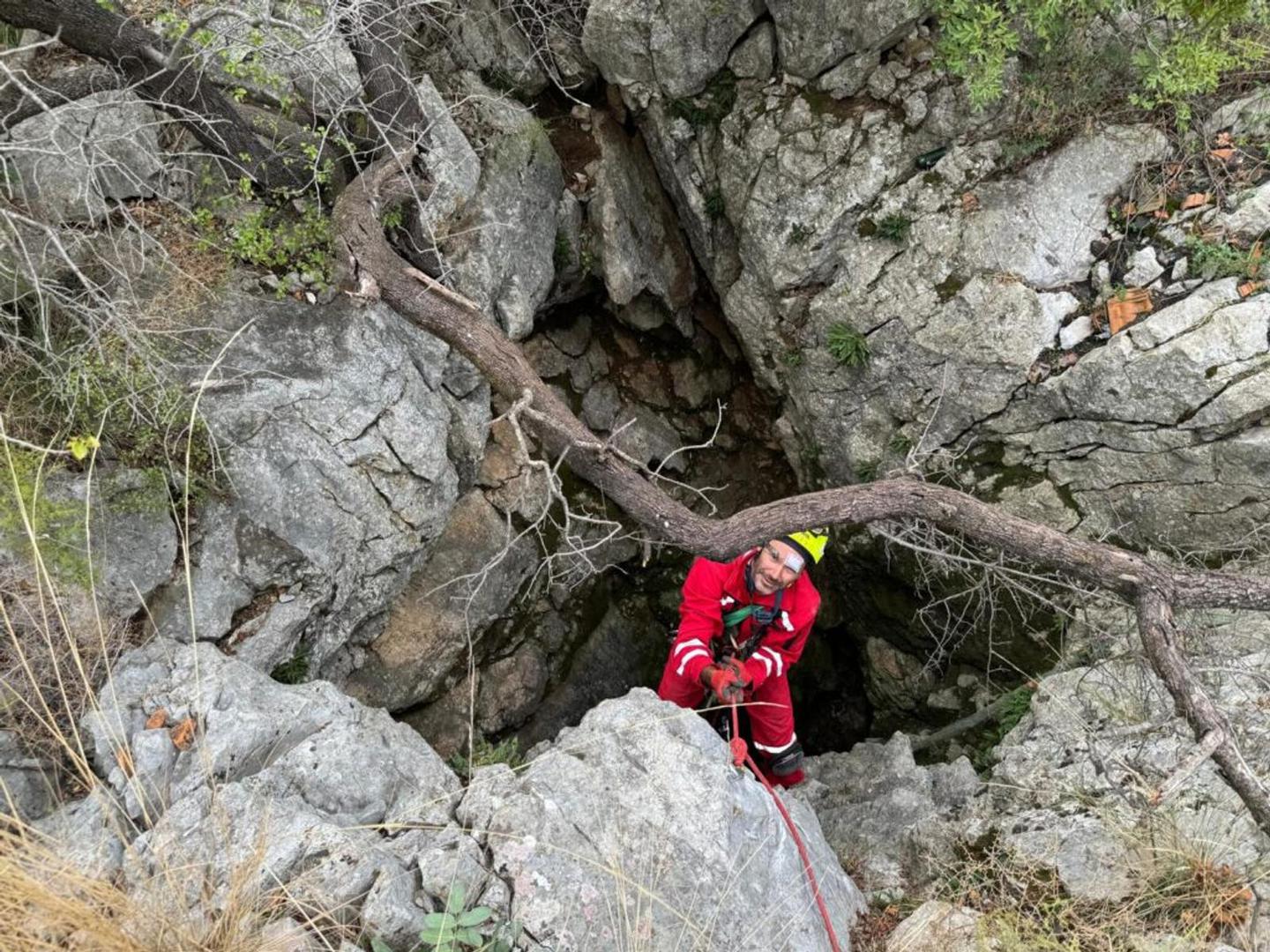 - Takve jame koje su dostupne ili su pokraj puta često dijele istu klasičnu sudbinu. Ljudi nemaju razvijenu svijest da truju sebe i da sve to cijedi u podvodne vode - dodala je Petra.