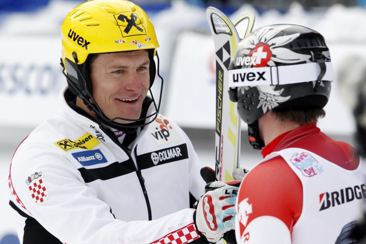 'Winner Ivica Kostelic (L) of Croatia congratilates second placed Beat Feuz of Switzerland after the men\'s Alpine skiing World Cup super combined race at the Lauberhorn in Wengen January 13, 2012. RE