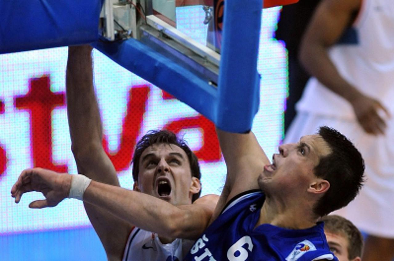 '13.10.2010., KC Drazen Petrovic, Zagreb - 2. kolo ABA NLB Liga izmedju KK Cibona i Siroki TT Kabeli. Drago Pasalic i Darko Planinic.  Photo: Goran Stanzl/PIXSELL'