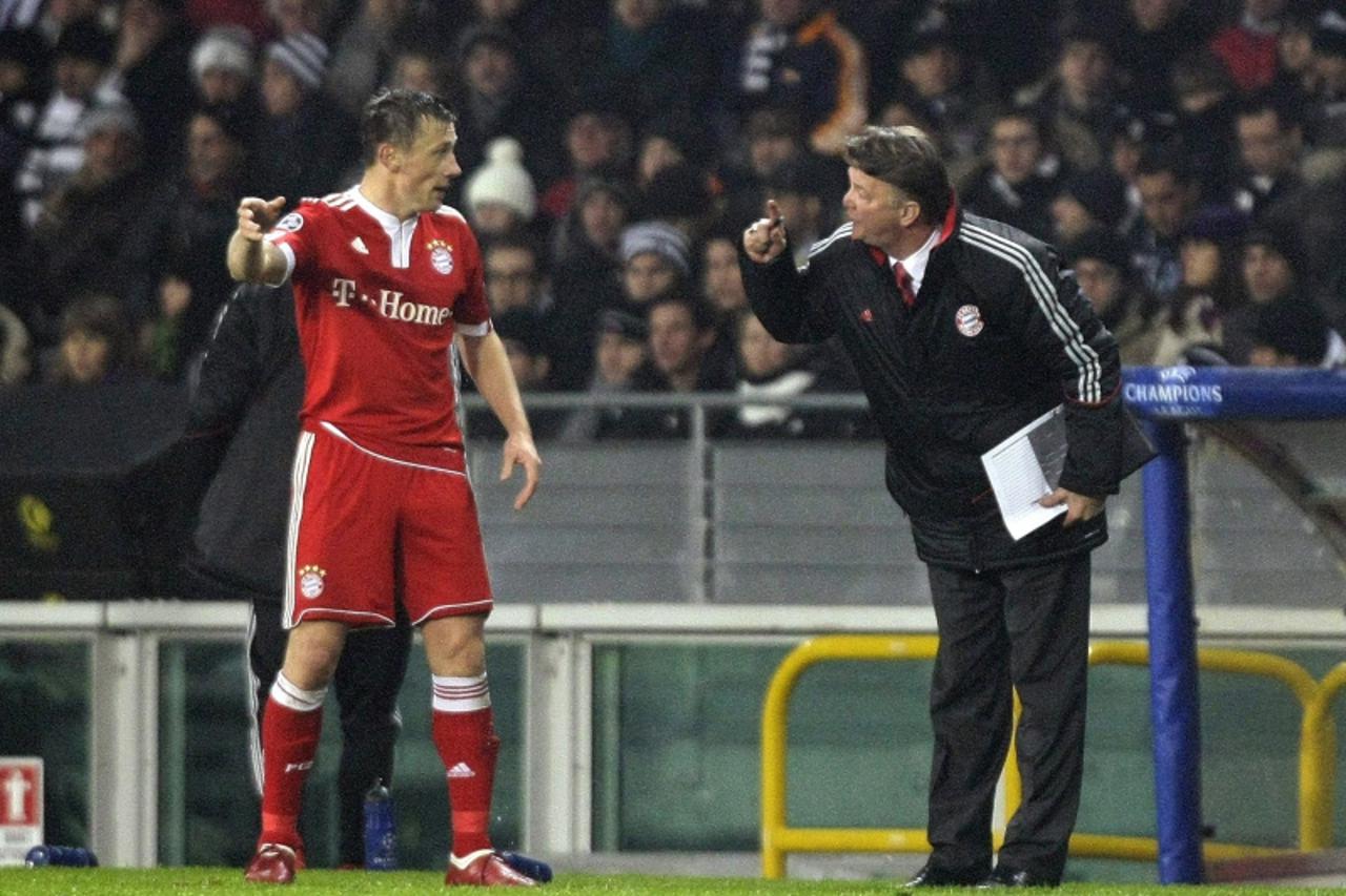 'Bayern Munich\'s coach Louis van Gaal (R) talks to Ivica Olic during their Champions League soccer match against Juventus at the Olympic stadium in Turin December 8, 2009.  REUTERS/Michael Dalder    