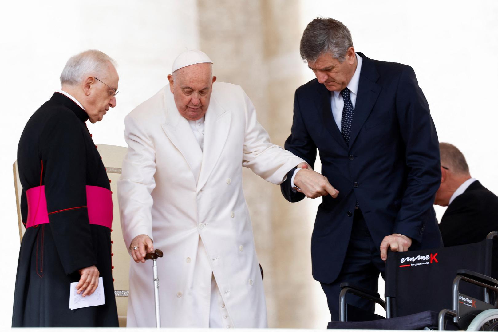 Monsignor Leonardo Sapienza assists Pope Francis during the weekly general audience, in Saint Peter Square at the Vatican, March 6, 2024. REUTERS/Remo Casilli Photo: REMO CASILLI/REUTERS