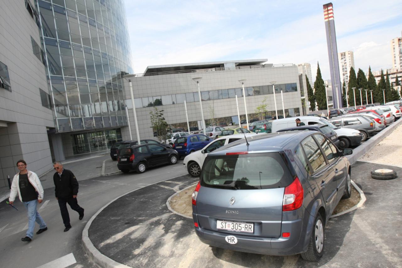 '15.04.2010.Split Parking prostor kod splitsgog rodilista.Velik broj posjetitelja i mnogo automobila cesto uzrokuju guzvu a vozilase parkiraju gdje tko stigne. Photo: Ivo Cagalj/PIXSELL'