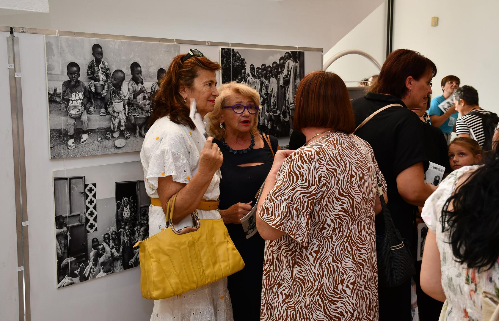 03.09.2024., Slavonski Brod -  Humanitarna izlozba fotografija Marijini obroci zagrebackog fotografa Sase Cetkovica. Photo: Ivica Galovic/PIXSELL