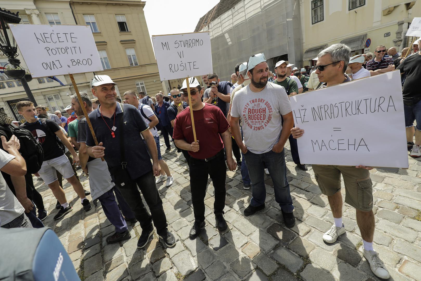 23.05.2022,Zagreb - Javni prosvjed Sindikata hrvatskih zeljeznicara.  Prosvjednici ce u 10,30 sati krenuti sa zapadne strane Glavnog  kolodvora prema Trgu sv. Marka. Zbog neodrzavanja pruga, tvrtka Pruzne gradjevine sada mora traziti pomoc. Sindikatu hrvatskih zeljeznicara cilj je sacuvati radna mjesta 1400 radnika i sacuvati Pruzne gradjevine kao jedinu domacu tvrtku sposobnu za gradnju i obnovu zeljeznickih pruga. Photo: Jurica Galoic/PIXSELL