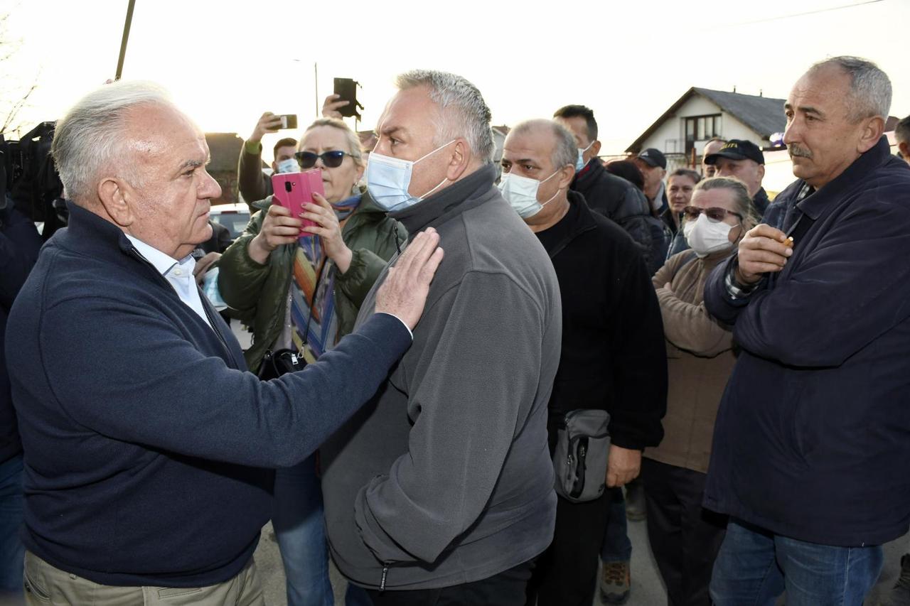 Nezadovoljni stanovnici Petrinje, čekali gradonačelnika te ga verbalno napali