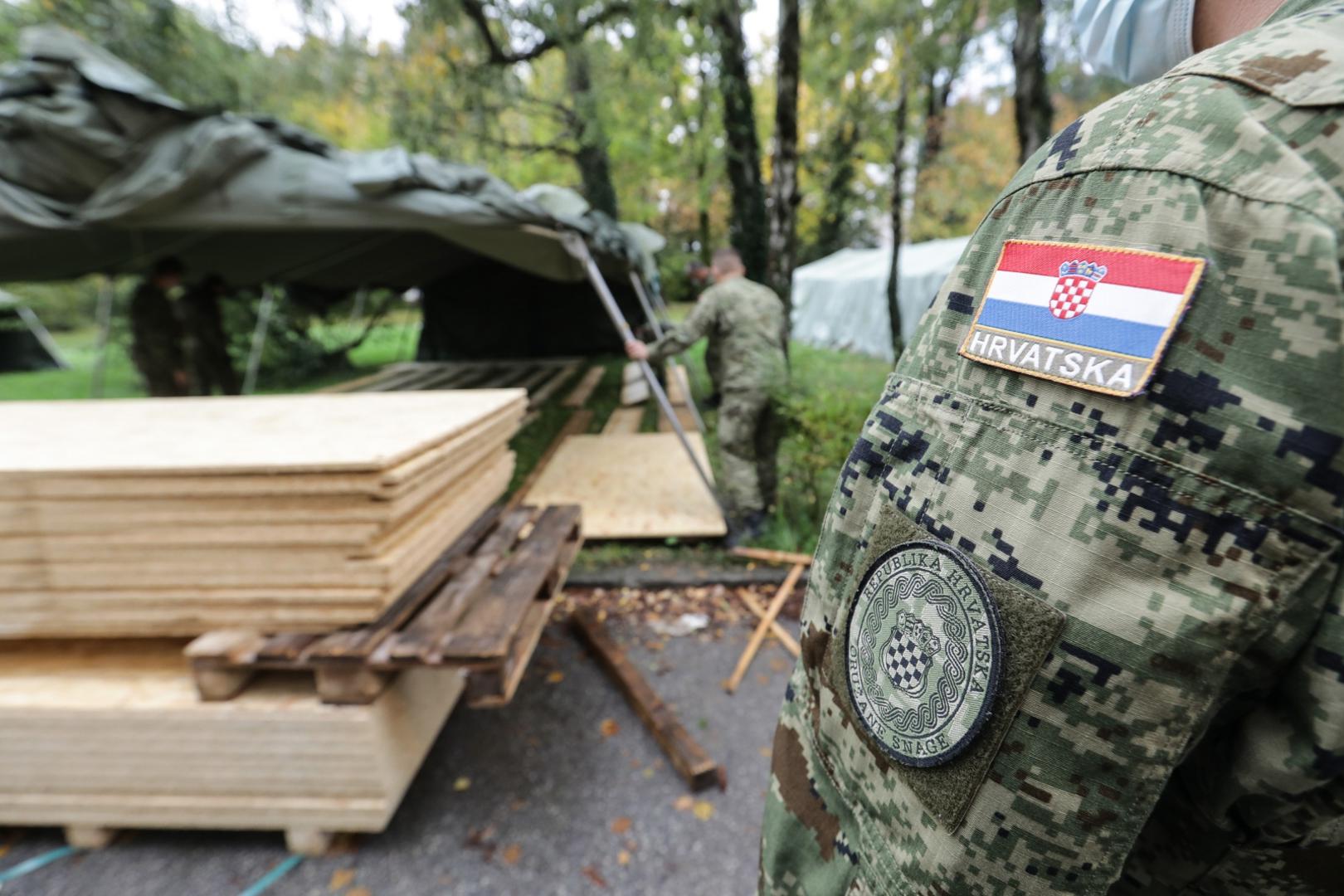 28.10.2020., Zagreb - Hrvatska vojska postavlja sator ispred Medicinskog fakulteta u cilju pruzanja pomoci lokalnoj zajednici i institucijama civilnog drustva u borbi protiv suzbijanja koronavirusa. Satori ce se koristiti za potrebe boravka i prehrane studenata. Photo: Robert Anic/PIXSELL