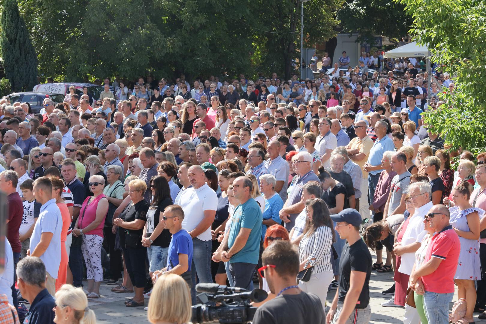 Aljmaška crkva prva je bila na meti četničkih granata. Rušili su je u više navrata. Prvi put 19. rujna 1991. gađali su pročelje topovskim i tenkovskim granatama, tri dana poslije pogođen je zvonik, koji je potpuno srušen 26. travnja 1992., a 12. srpnja 1992. uništen joj je strop, razbijeni oltari, kipovi i preostali namještaj. Dan uoči Velike Gospe 1993. crkva je sravnjena sa zemljom. Ostao je stršati samo jedan ugao. Gospin kip nitko nije vidio. 