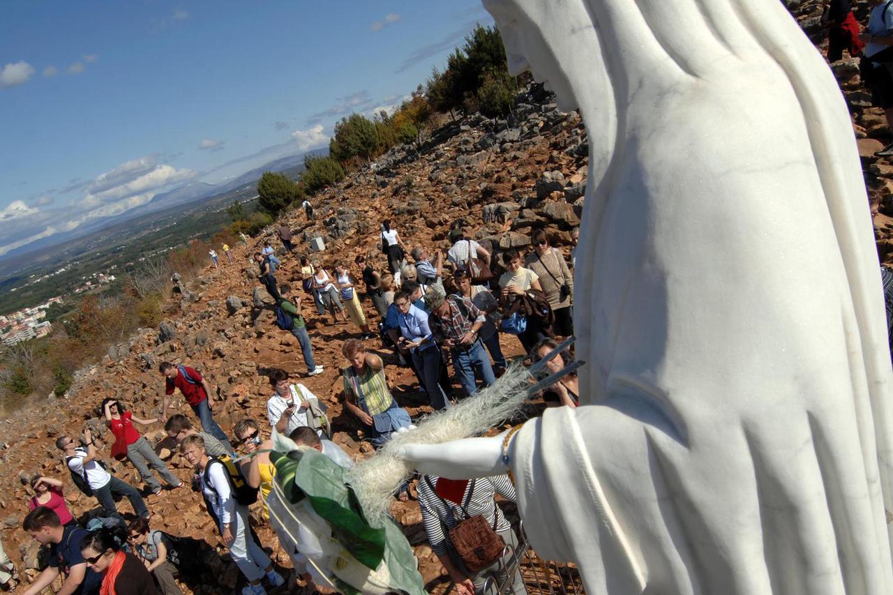 Me?ugorje: Kipu Gospe na Brdu ukazanja popravljena oste?ena ruka