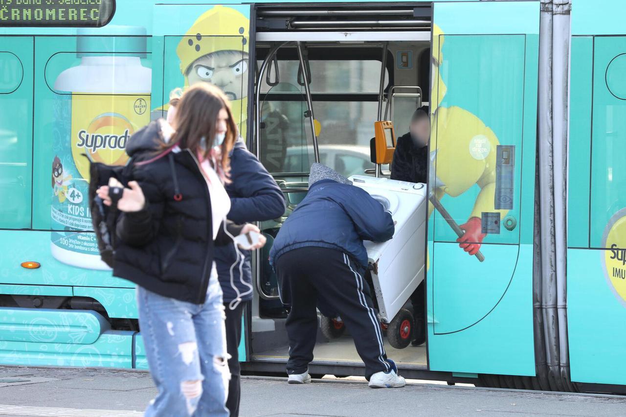 Zagreb: U tramvaj s perilicom rublja