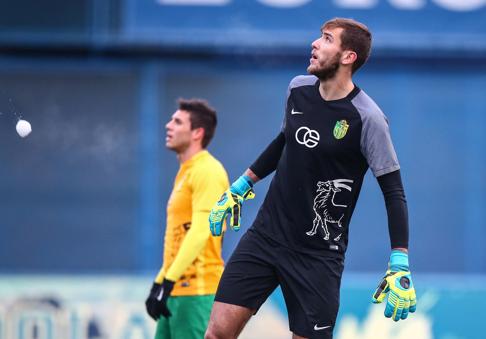 Dinamo je pobijedio Istru (5:1) u utakmici koja je obilovala uzbuđenjima. Navijačima plavih to očito nije bilo dovoljno te su tijekom prvog poluvremena grudama gađali Istrina vratara Marijana Ćorića.