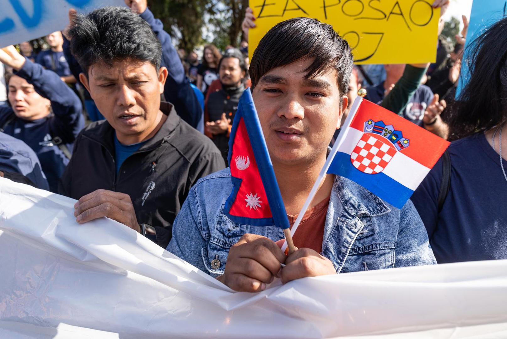 06.10.2023., Osijek - Radnici Drave International u koloni stigli ispred ulaza u tvornicu sa transparentima podrske vlasniku Zvonku Bedeu. Photo: Davor Javorovic/PIXSELL