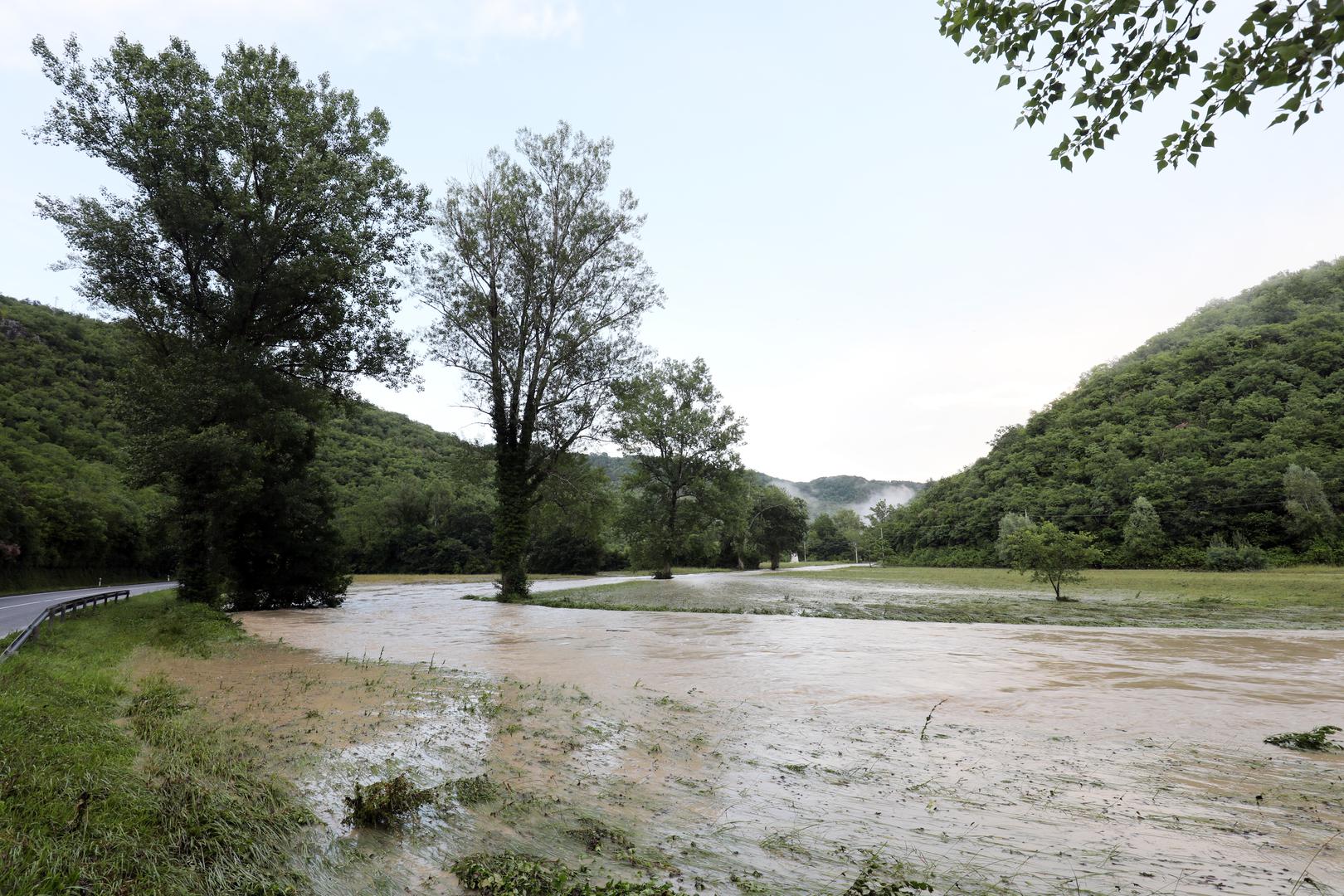 Državni hidrometeorološki zavod (DHMZ) navodi u vremenskoj prognozi kako će vrijeme u subotu biti većinom sunčano i uglavnom suho s lokalnim pljuskovima, osobito prijepodne na jugu. Ujutro je na kopnu mjestimice moguća magla.

