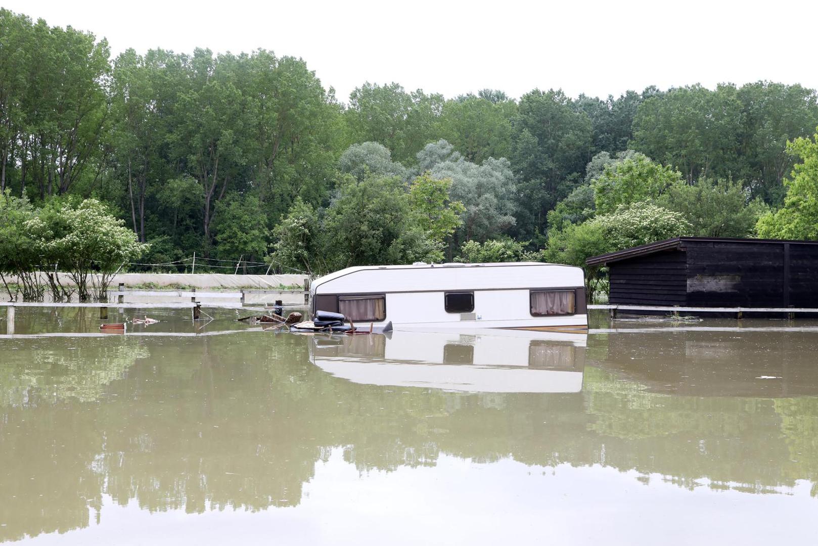 18.05.2023. Sisak - Uslijed puknuca nasipa poplavljena je udruga za terapijsko jahanje Kas. Konji su izvuceni na vrijeme, no unistene su stale i prostorije udruge Photo: Edina Zuko/PIXSELL