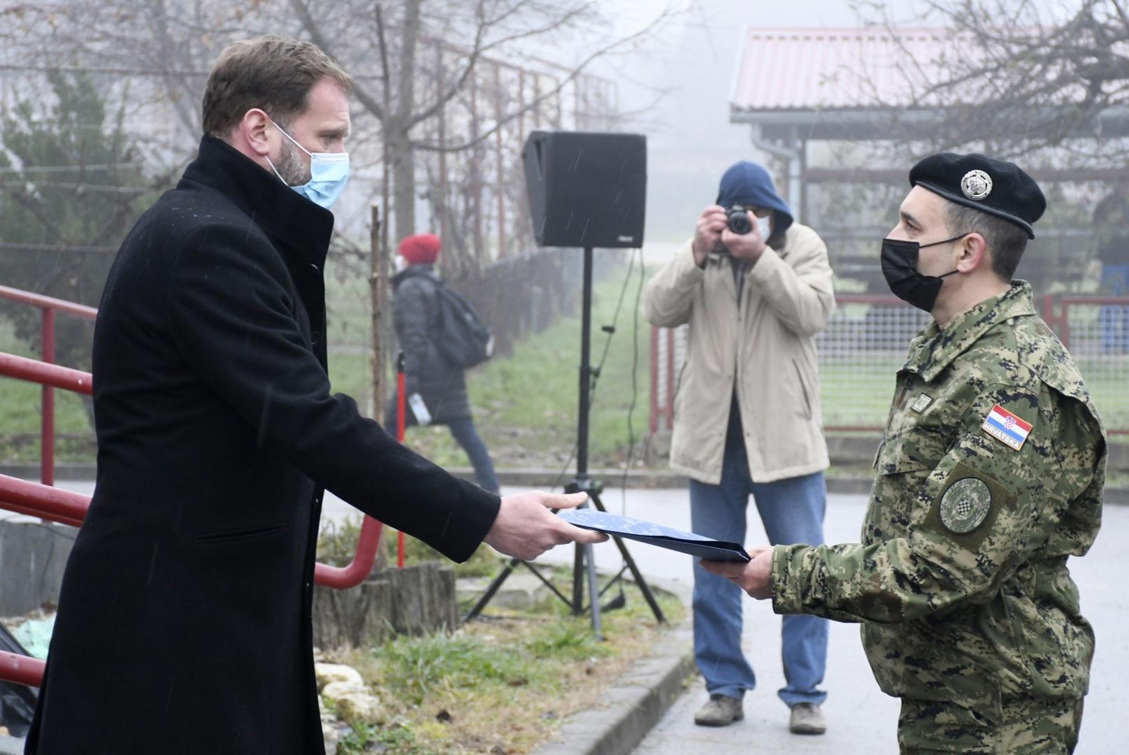 08.12.2020.,Petrinja - Ministar obrane Mario Banozic urucio je cetvorici pripadnika Hrvatske vojske ugovore o najmu stanova u Petrinji. Nazocili su  i nacelnik Glavnog stozera Oruzanih snaga RH admiral Robert Hranj, drzavni tajnik Sredisnjeg drzavnog ureda za obnovu Nikola Mazar, dozupan Roman Rosavec i zamjenica gradonacelnika Petrinje Viktorija Kaleb.
Photo: Nikola Cutuk/PIXSELL