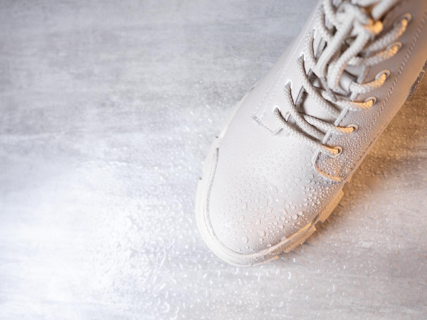 Vodonepropusne cipele: Ako želite da vaše cipele budu vodootporne, koristite WD-40 sprej koji se jednostavno poprska po cipelama i potom se obriše krpicom. 