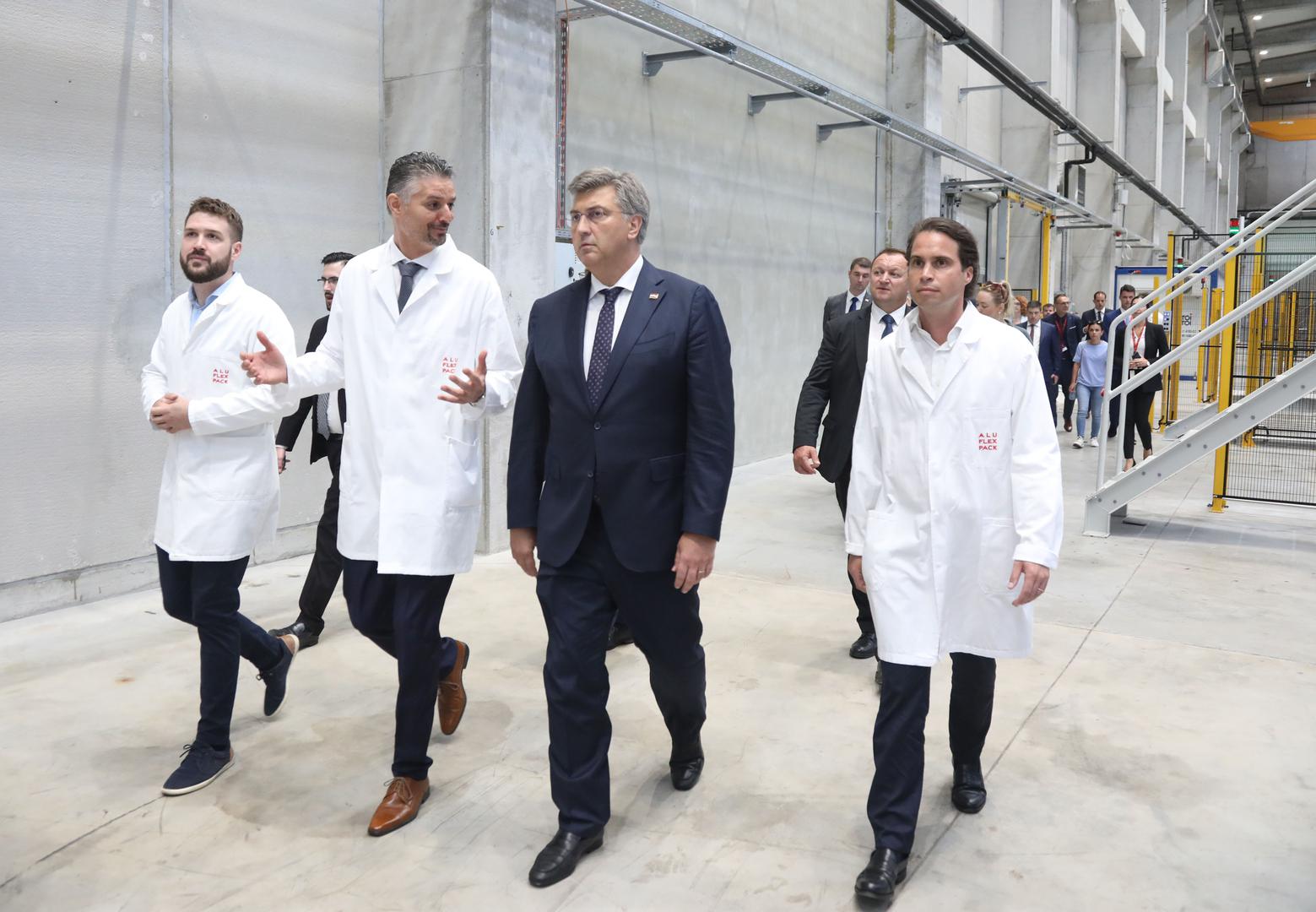 05.08.2023., Drnis - Obilazak tvornice aluminija Aluflexpack Novi. predsjednik Vlade RH Andrej Plenkovic, clan Uprave Aluflecpack Johannes Steurer (D) Photo: Dusko Jaramaz/PIXSELL