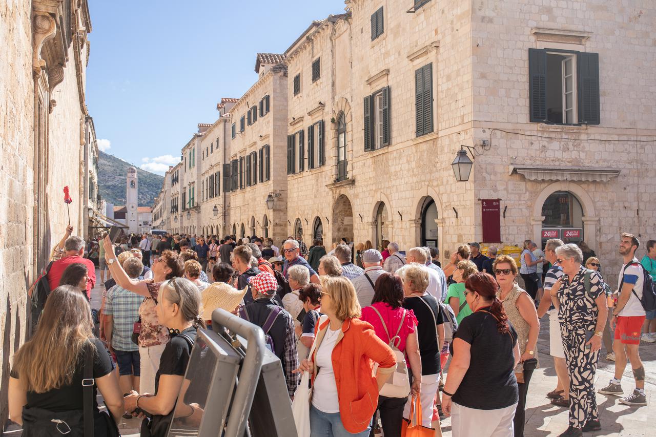 Dubrovnik: Turisti u obilasku gradskih znamenitosti