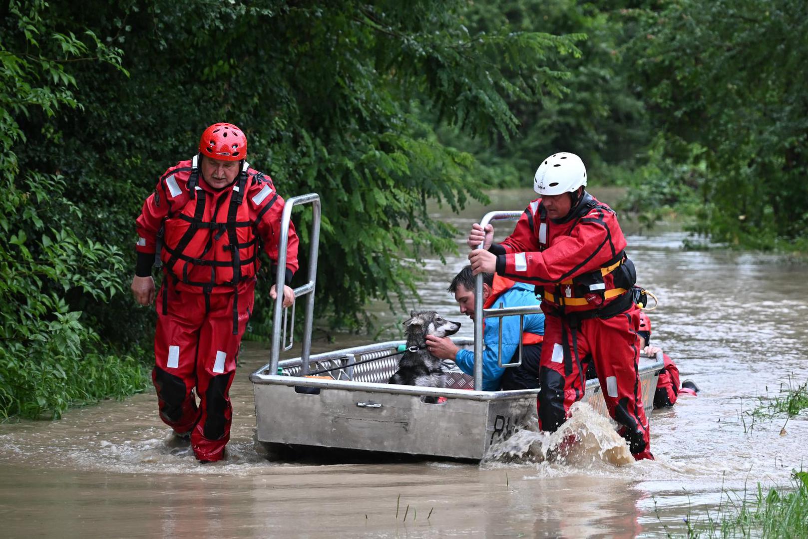 05.08.2023., Drenje Brdovecko - Civilna zastita i HGSS spasavaju zivotinje iz poplavljenjih domova Photo: Davor Puklavec/PIXSELL