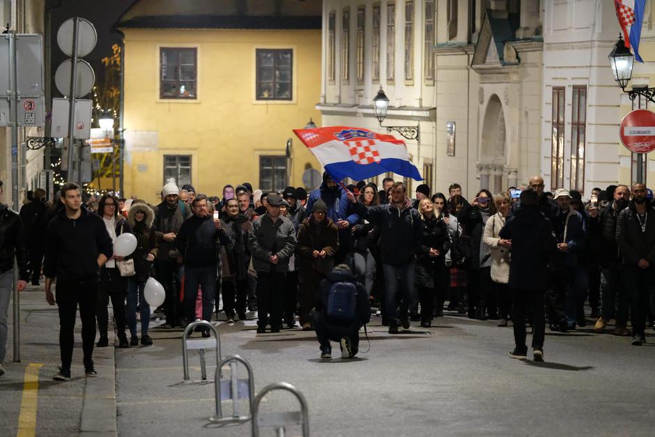 Zagreb: Bijeli tihi marš, prosvjednici se probili do Markovog tga usprkos policiji 