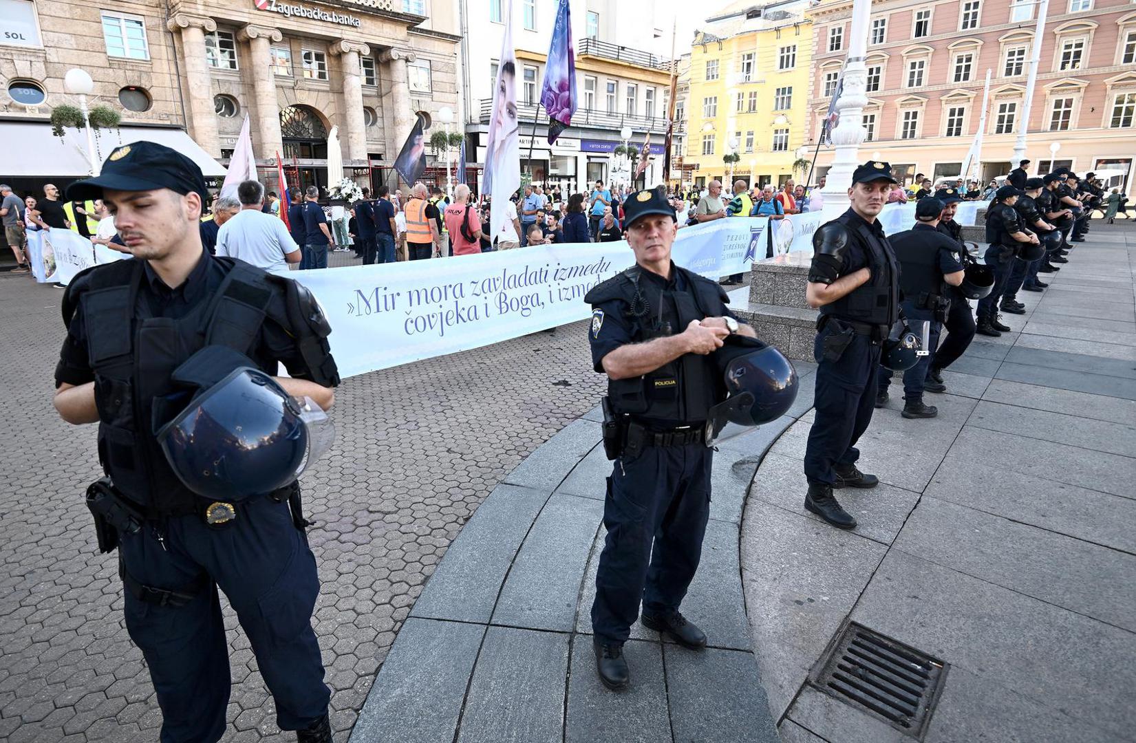 a drugima jako mirišu na srednji vijek te na negiranje ženskih prava. Moli se tako, među ostalim, za domovinu, mir i obraćenje hrvatskog naroda. Zatim muževi okupljeni u projekt “Muževni budite” – bratstvo “Vitezovi Bezgrešnog Srca Marijina” mole i za sebe.