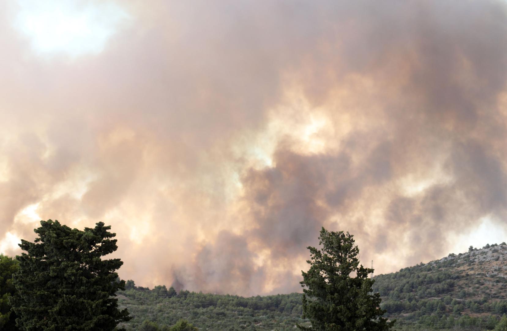 13.07.2022., Zaton - Pozar koji je izbio kod Vodica siri se prema Zatonu. Na terenu je 30-ak vatrogasaca s desetak vozila, a u gasenju su se prikljucila i dva kanadera. Photo: Dusko Jaramaz/PIXSELL