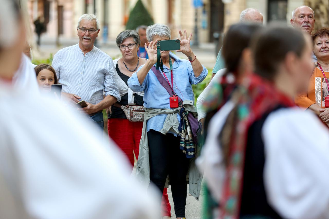 Zagreb: Nastup folklornog ansanbla SKUD-a Ivan Goran Kovacic u parku Zrinjevac