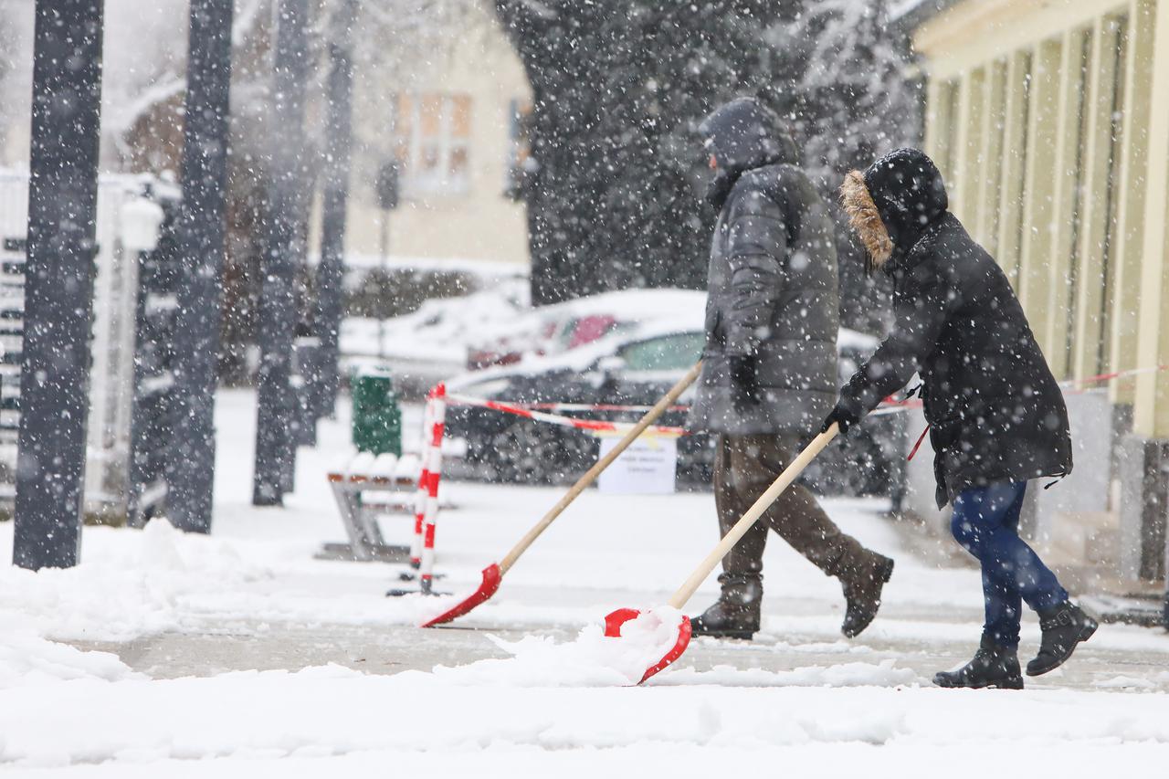 Karlovac: Gusti snijeg pada od jutarnjih sati