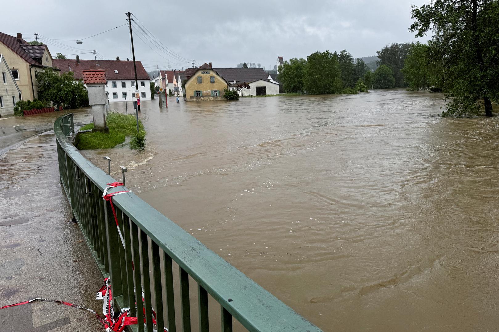 Njemačka meteorološka služba (DWD) izjavila je u subotu da se sa sjevera približavaju novi pljuskovi i grmljavine, koje bi posebno u nedjelju poslijepodne mogle donijeti dodatnu opasnost od lokalnih poplava.