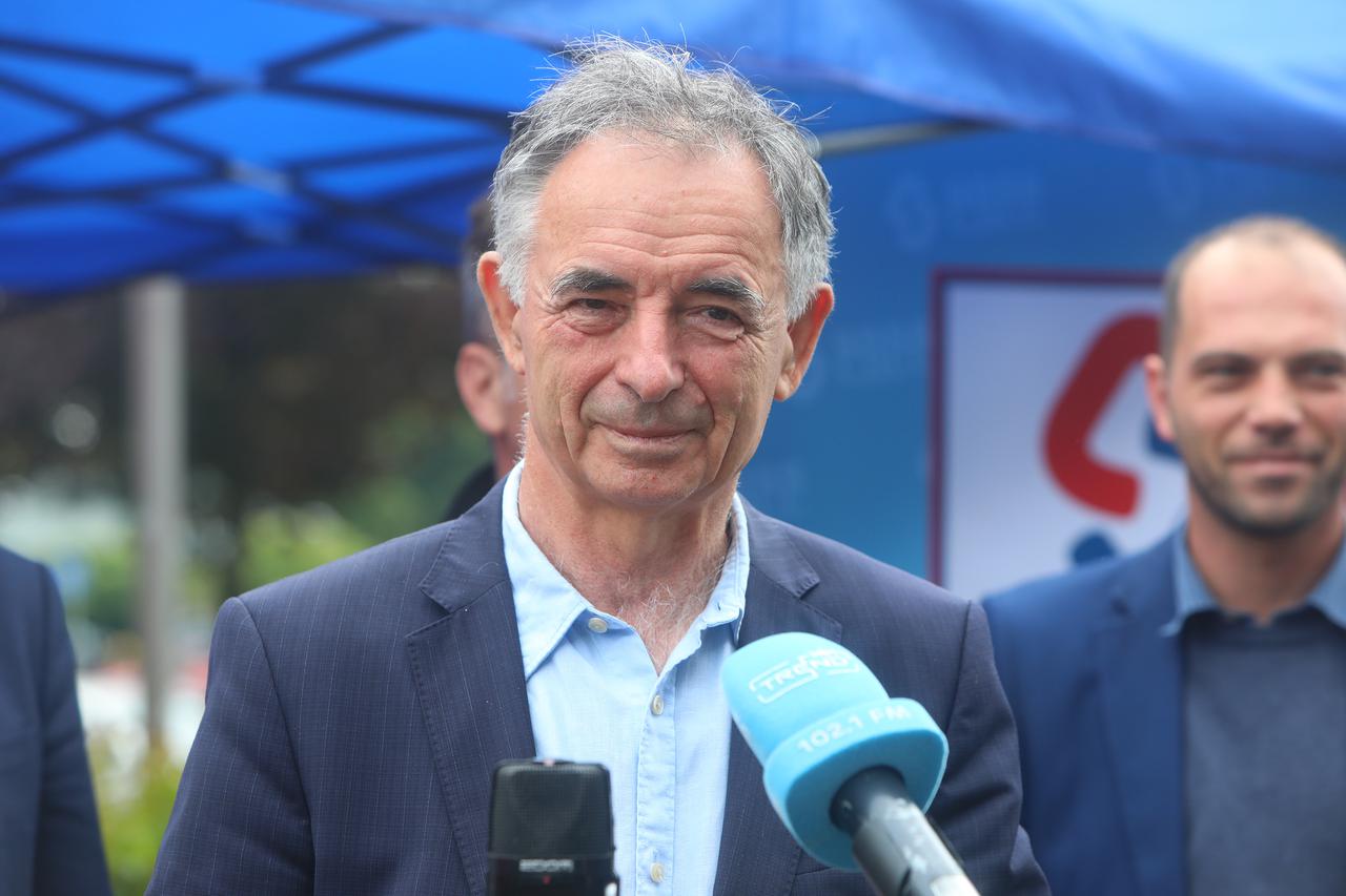 Kandidat za EU parlament Milorad Pupovac u Karlovcu