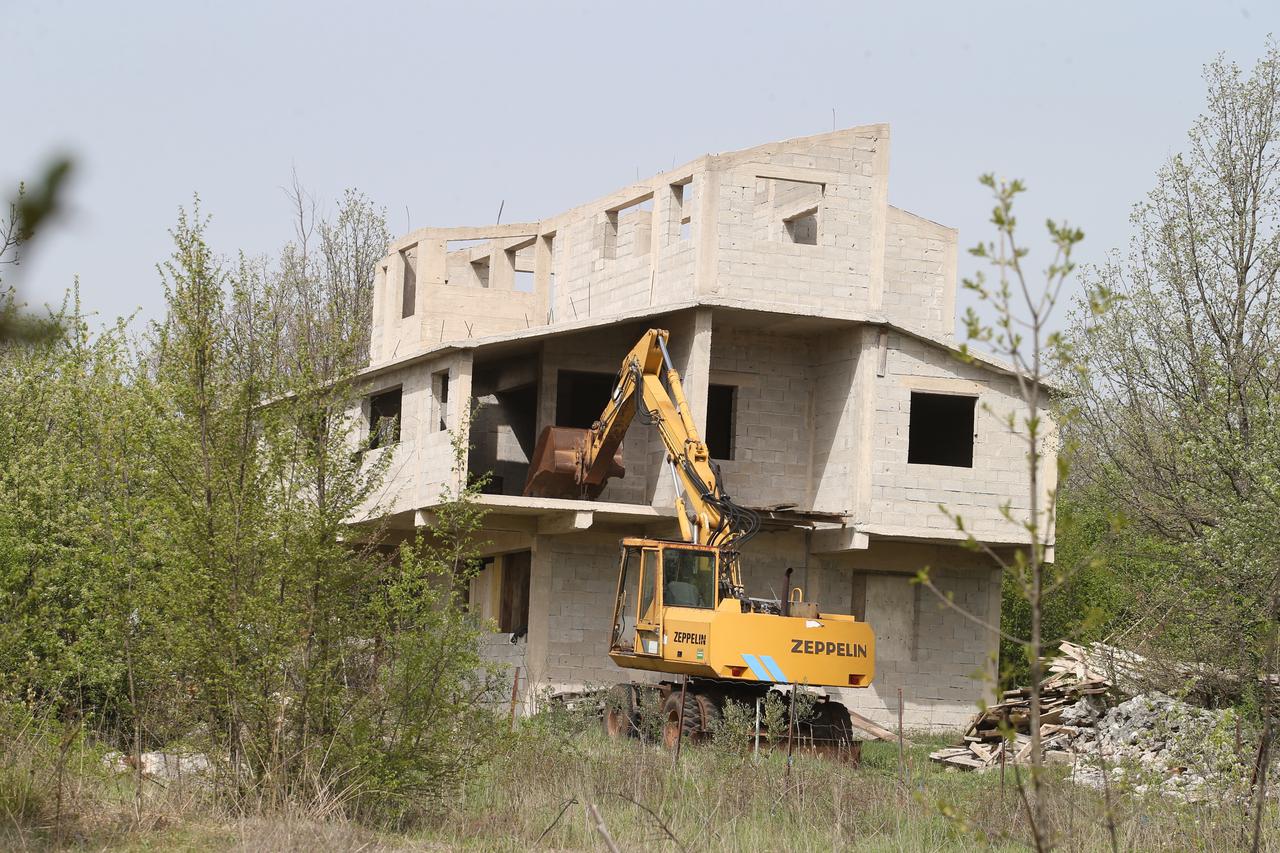 Vlasnik bespravno izgrađenog objekta jutros je počeo radove na uklanjanju kuće