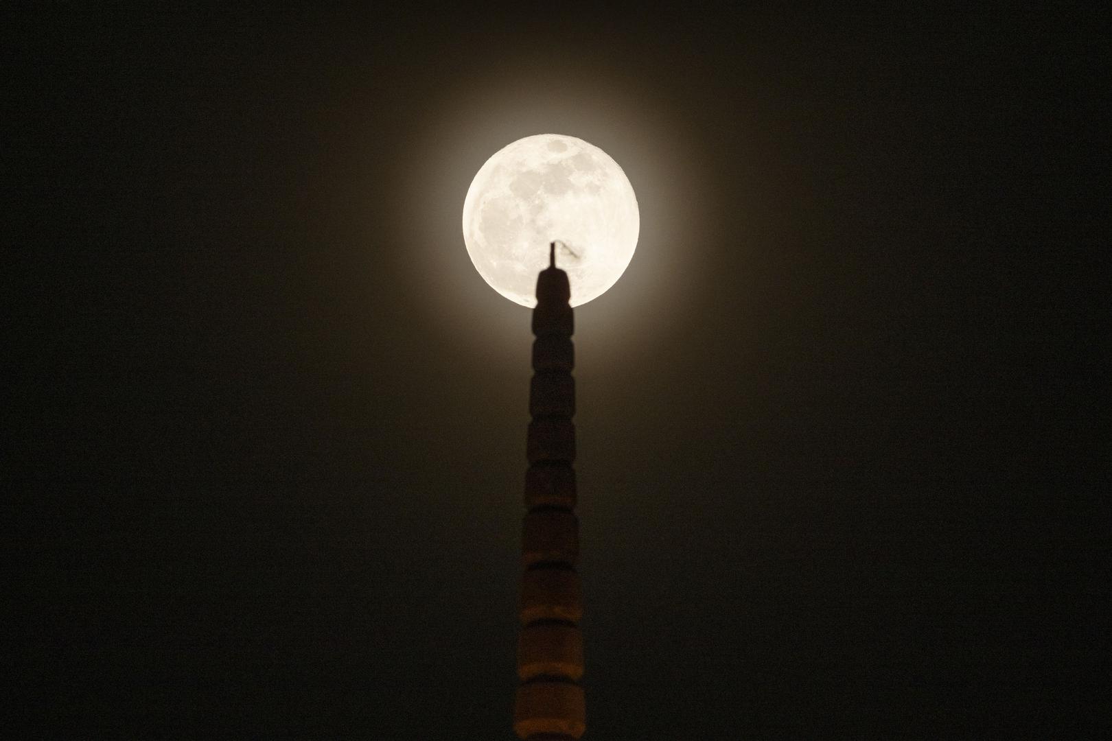 U Singapuru se supermjesec uzdigao iznad pagode oblaka u vrtovima jezera Jurong.