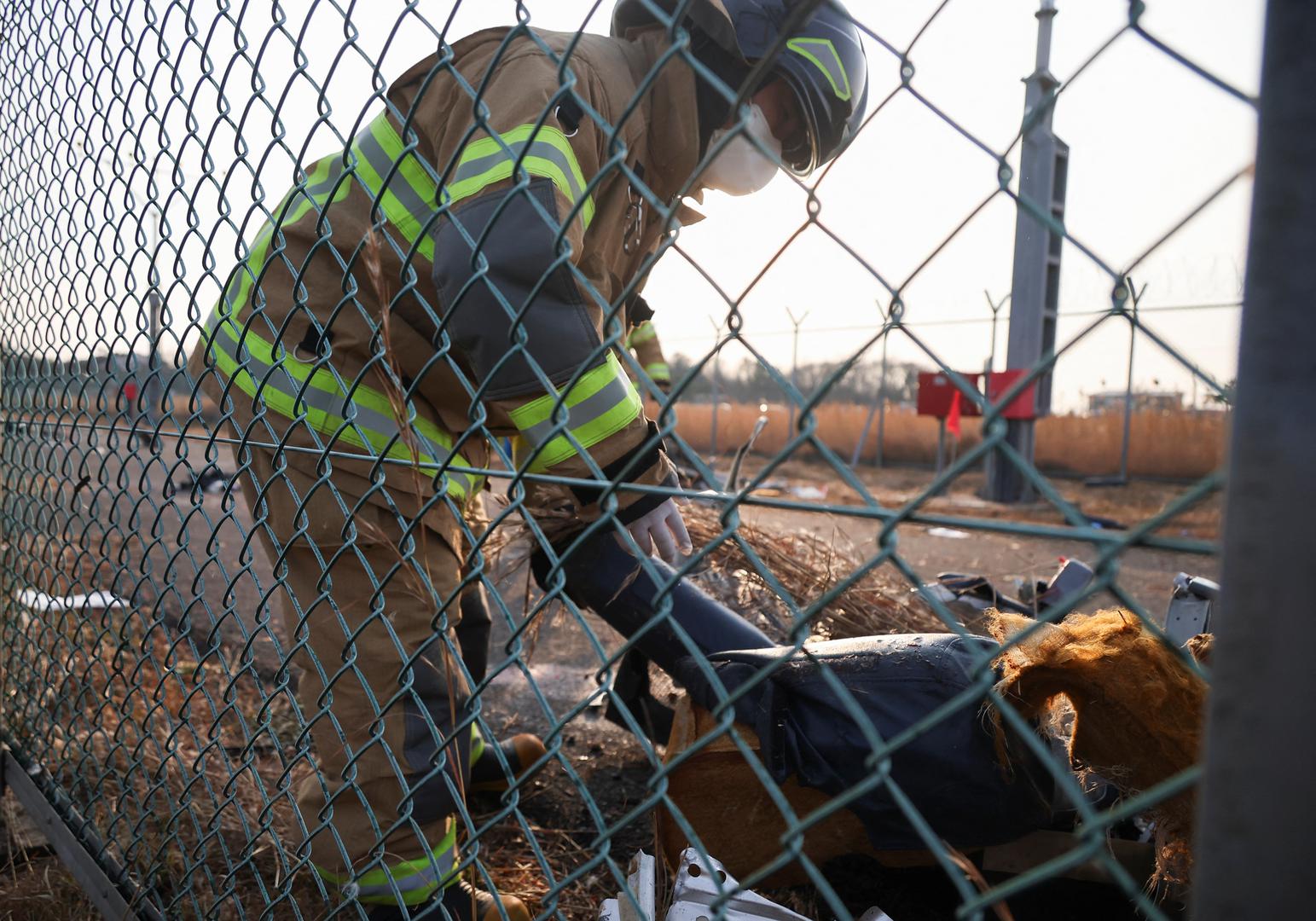 A rescue worker checks the wreckage of an aircraft lying on the ground after it went off the runway and crashed at Muan International Airport, in Muan, South Korea, December 29, 2024. REUTERS/Kim Hong-Ji Photo: KIM HONG-JI/REUTERS