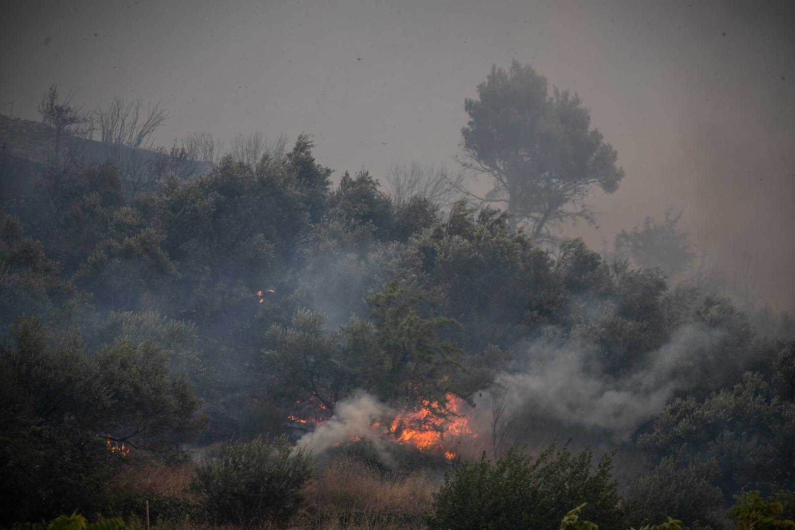 27.08.2024., Zrnovnica - U poslijepodnevnim satima vjetar je ponovno razbuktao pozar koji je usao u Zrnovnicu. Photo: Zvonimir Barisin/PIXSELL