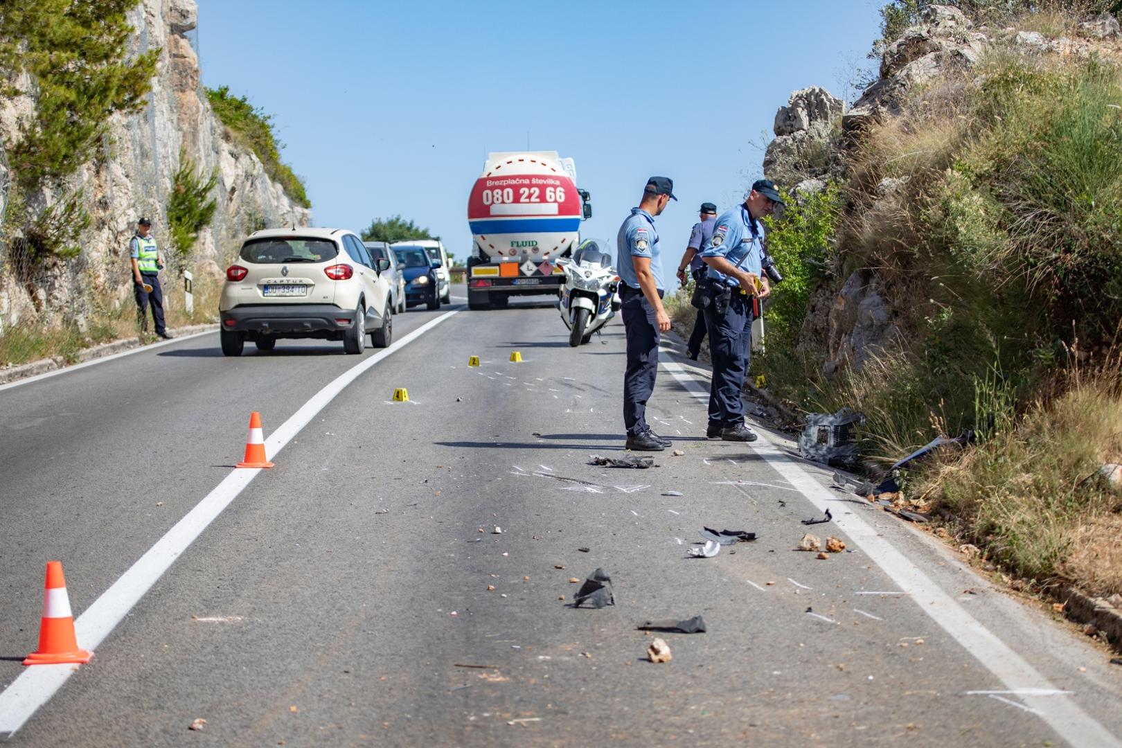 28.06.2021., Jadranska magistrala, Dubrovnik - U prometnoj nesreci koja se oko 14.35 sati dogodila kod Vidikovca doslo je do slijetanja dvaju osobnih vozila s magistralne ceste D-8. Interventne sluzbe na terenu zbrinule su unesrecene, a razloge slijetanja vozila s JTC pokazat ce ocevid. Nesluzbeno se doznaje da su u provaliju sletjela dvojica mladjih muskaraca koja su upravljala vozilima u trenutku slijetanja s glavne ceste.
Photo: Grgo Jelavic/PIXSELL