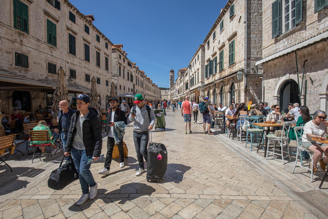 Dubrovnik: Građani i turisti uživaju u sunčanom danu