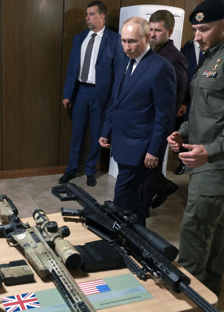 Russia's President Vladimir Putin and head of the Chechen Republic Ramzan Kadyrov look at weapons that were said to be captured during Russia's military campaign in Ukraine, as they visit the Russian Special Forces University in Gudermes, Russia August 20, 2024. Sputnik/Vyacheslav Prokofyev/Pool via REUTERS ATTENTION EDITORS - THIS IMAGE WAS PROVIDED BY A THIRD PARTY. Photo: VYACHESLAV PROKOFYEV/REUTERS