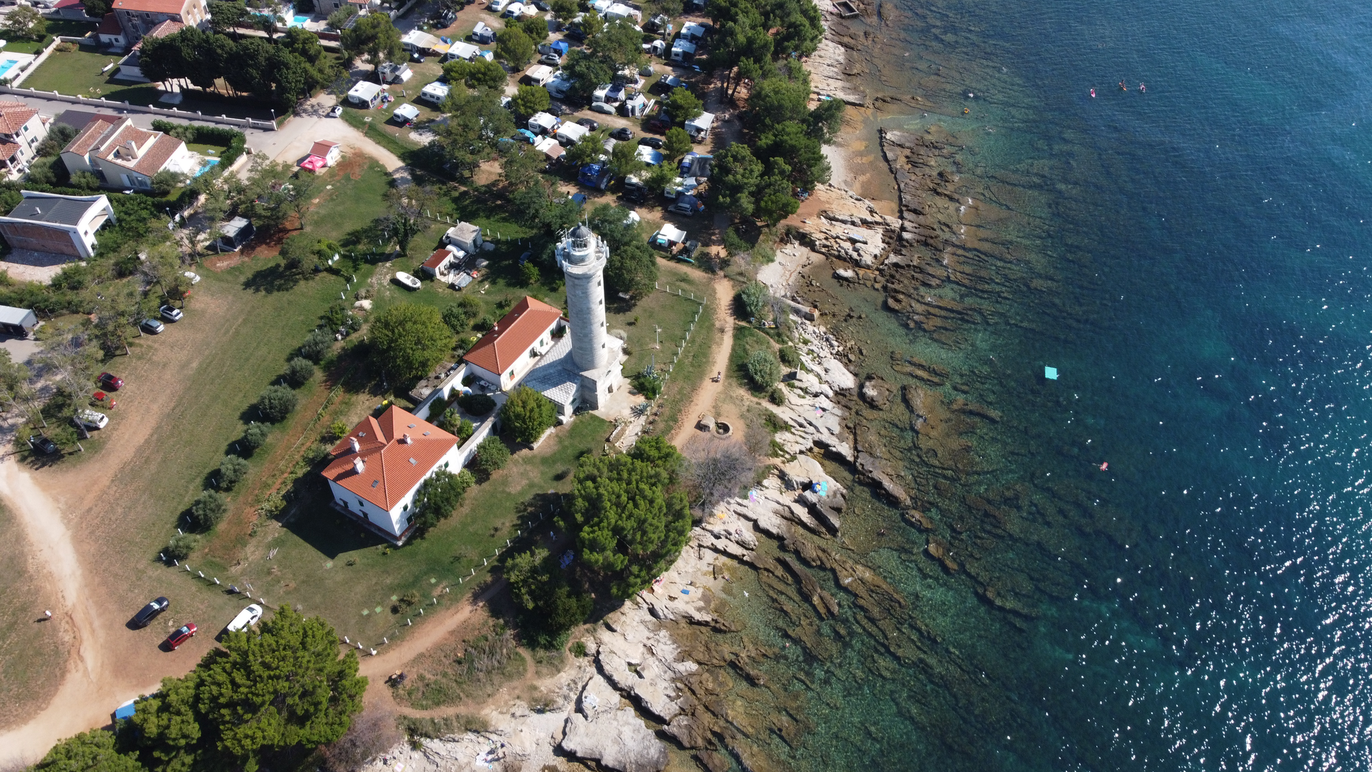 Zanimljivo jest i da je Savudrijski svjetionik prvi svjetionik u svijetu koji je za rasvjetu koristio plin dobiven destilacijom ugljena dopremanog iz rudnika s područja Labinštine. U slučaju eventualnih kvarova na plinskoj instalaciji, omogućeno je i alternativno rješenje pa se za rasvjetu moglo koristiti i ulje.

Svjetionik danas više nije u funkciji, zamijenjen je manjim potpuno automatiziranim, a njegova dva apartmana iznajmljuju se turistima.