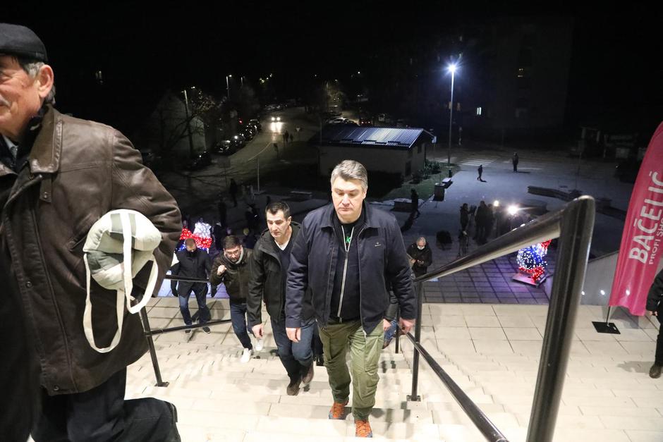 Zoran Milanović nazočio utakmici hokeja na ledu između KHL Sisak i HKMK Bled